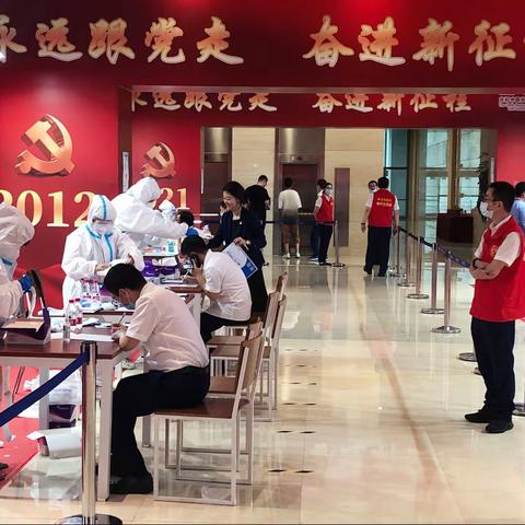 管理部门团支部积极参与抗疫，为分行核酸检测提供志愿服务