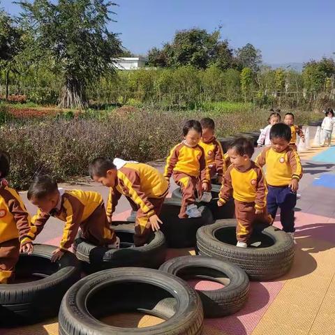 运动悦童心·健康筑梦想——匡远第一幼儿园  小四班 户外体能大循环活瞬间