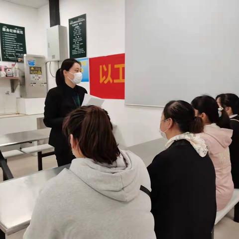 立足本职 严格要求 勇于奉献 甘当绿叶——记铁桥店12月份服务明星付芳丽