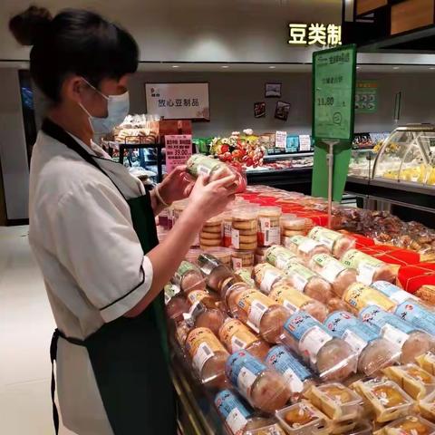 铁桥店11月份服务明星——熟食区熊丽霞