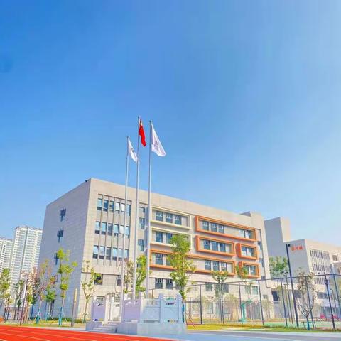 “家校携手，为爱护航”——中建育英小学2204班家长护学岗小结