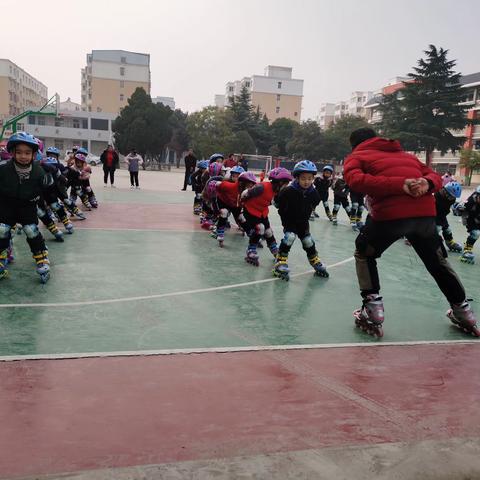 共聚魅力麻小，同享轮滑快乐——麻屯镇中心小学轮滑特色课程期末总结