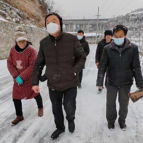 农历腊月二十三大雪纷飞寒风凛冽鹿池社区支部书记带领社区干部不畏严寒环境治理清理乱堆乱放