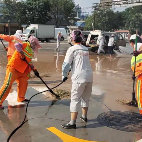 [西固环卫]《暴雨过后齐上阵 推水清淤保畅通》