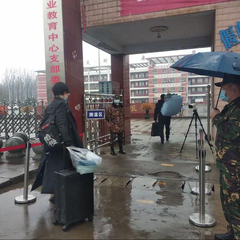 春路归途雨添花，花动春意满园。踌躇满志，迈向季节深处----我们开学了！