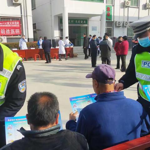 太白机动中队深入靖口镇开展“摒弃交通陋习，安全文明出行”主题活动，宣传道路交通安全法规知识。