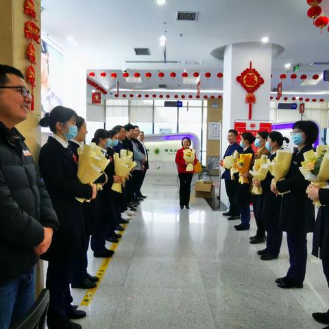 邵阳分行开展“三·八”妇女节送鲜花送祝福活动