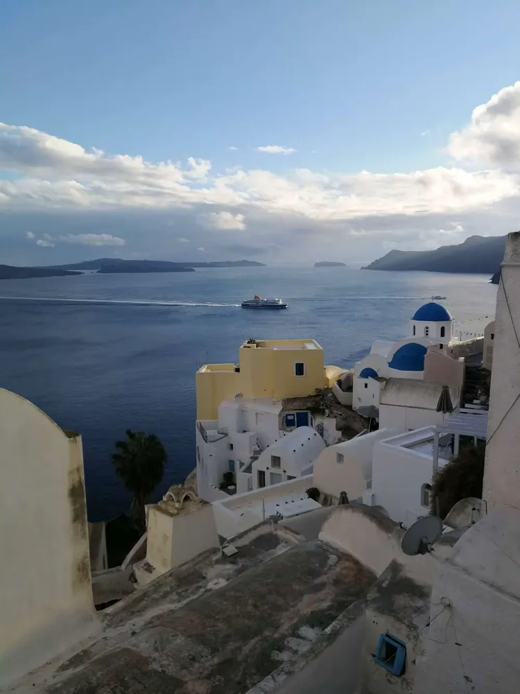 希腊雅典圣托里尼岛，岛面积79万平方公里，人口1.1万人。位于欧洲地中海，爱琴海，岛上的建筑措落有序