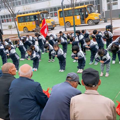 《重阳节，我们去敬老院看望老人》