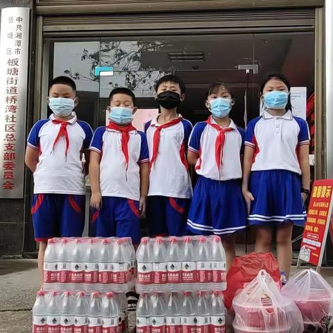 “疫”线关怀，育才学校125班的小小代表们致敬防控疫线的社区工作人员们。