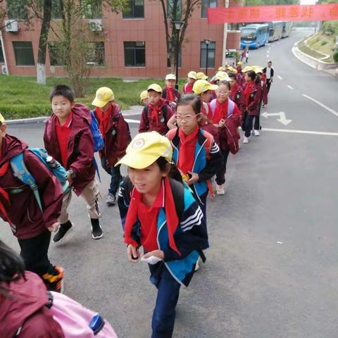 动手又动脑，趣味学科学！紧急救护课，平安险中存！记雅小五(4)班小蜜蜂中队别开生面的一次秋季研学课👍👍