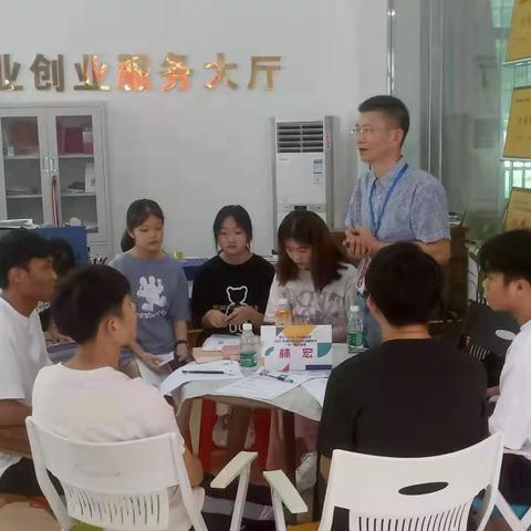 2021年高校毕业生就业服务月走进海南经贸职业技术学院开展一对一就业指导活动——助你勇往“职”前！