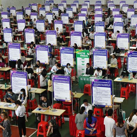 “精准服务促就业，集聚人才助发展”高校毕业生专场招聘会走进琼台师范学院