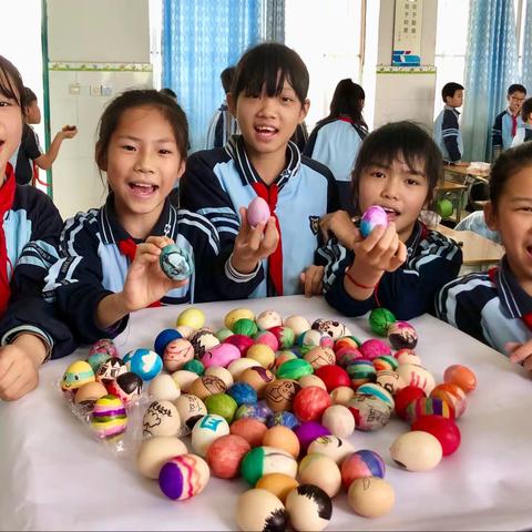 壮美三月三，红领巾飞扬