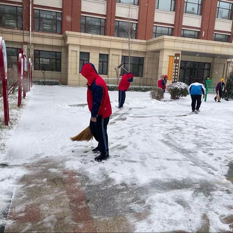 风雪弥漫处，扫雪情意浓。南关中学集体大扫除