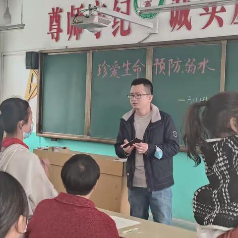 家校携手，共育成长——铁炉学校家长会