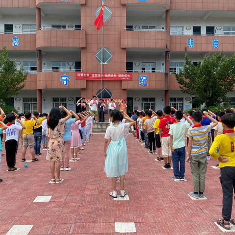 小手大手牵牵手，争做居家环境小能手——青板乡海南小学“不文明陋习整治行动”主题实践系列活动