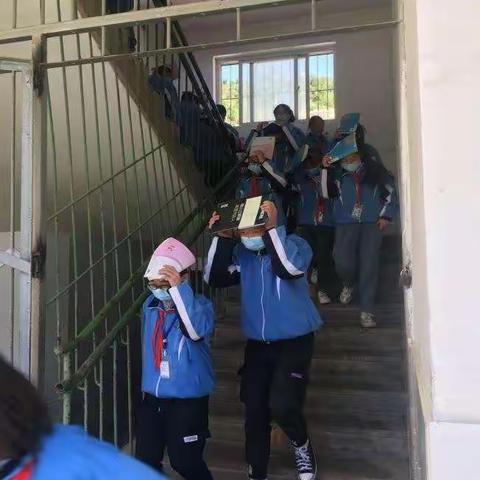 增强安全意识，提高应急避险能力——镇头初级中学开展教学楼防震防踩踏应急疏散演练活动