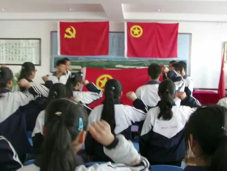 细巷初中团委2018年入团仪式暨表彰大会顺利召开