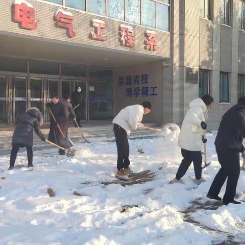 大雪满校园    扫雪暖人心