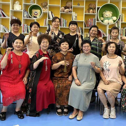 兰州市女企业家协会组织开展走进会长企业暨“书香浸润家•缤纷五彩绳” 绘本欣赏与手工 编织活动