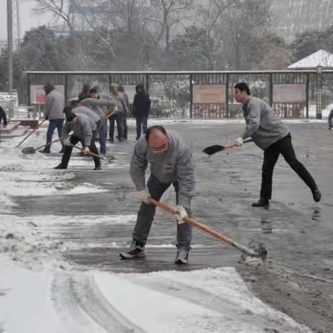 西安热电公司扫雪进行时.........