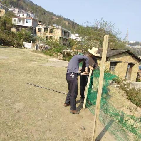 车来尾小学教师在做校园围栏