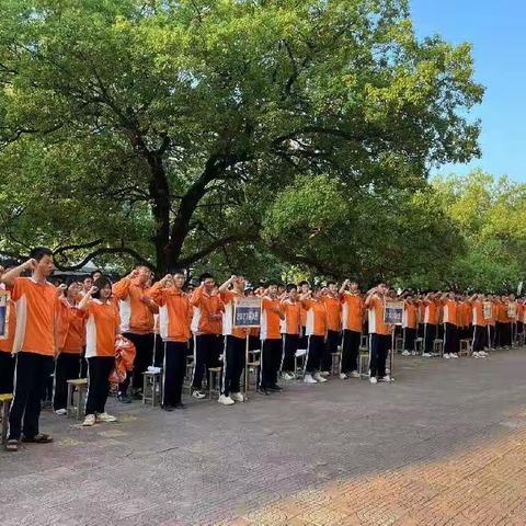 青春不惧挑战，筑梦无畏风雨——遂川二中隆重举行月考表彰暨宣战大会