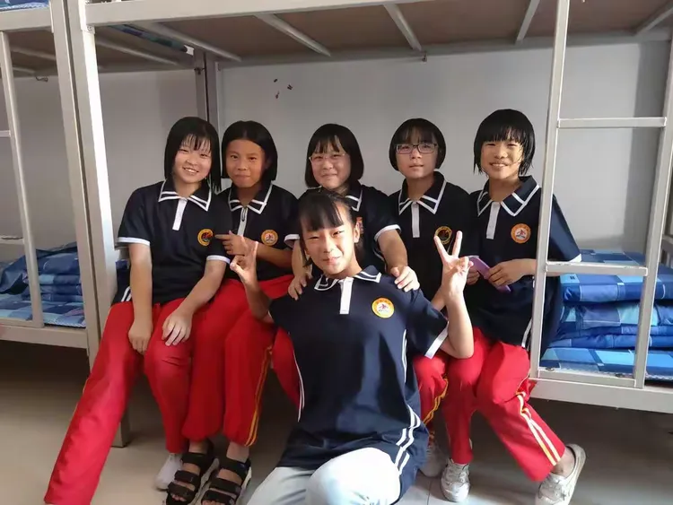邯郸市弘济学校1999班全体师生向全市人民拜年了