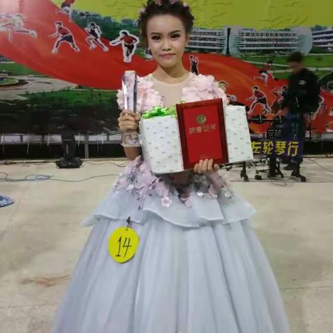 🎀妞妞的k歌擂台赛🎤！小姨亲自上台助阵哦💝！话说从女神到女神经只需加多一个字！😂😂😂