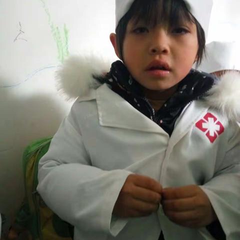 小朋友们都扮演小小医生哦！很棒棒哦
