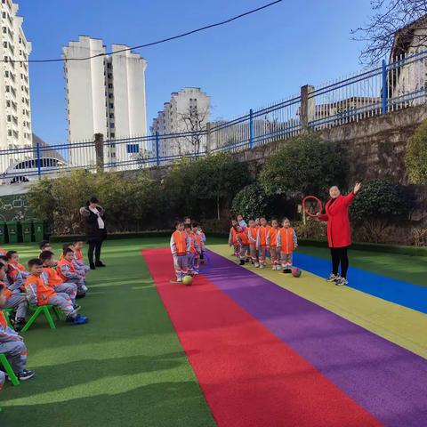 云盖寺镇花园幼儿园中班年级举办主题为“挑战自我展风采，快乐童年做游戏”的户外竞技比赛！