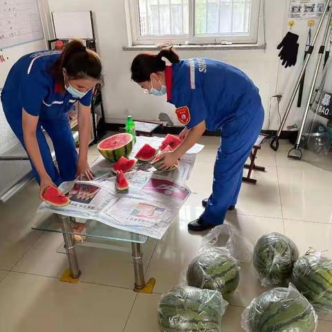 吃瓜消暑  快乐工作