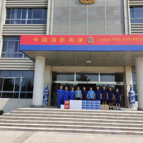 炎炎夏日  为可爱的“蓝朋友”们送去清凉