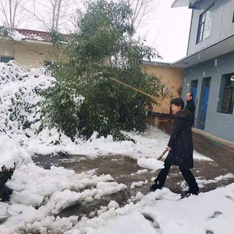 永固乡领导班子带头开展扫雪铲冰工作