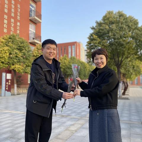 送您一朵小红花，致更好的自己———许昌市瑞昌路小学三八女神节活动