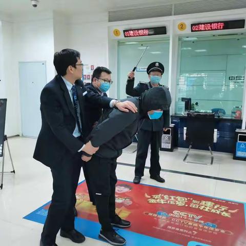 建行铜川七一路支行组织网点进行防盗抢演练
