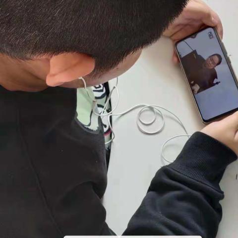 8(7)班同学观看法制教育讲座美篇