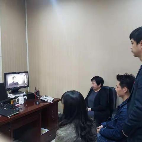 雁塔区管理部党支部组织传达中心会议精神