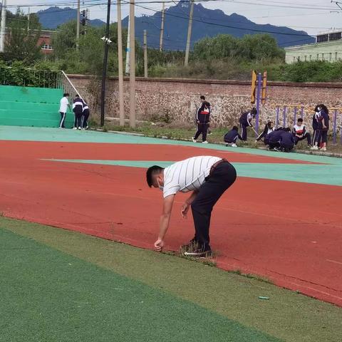 大矿中学开展——拔草护绿劳动实践活动