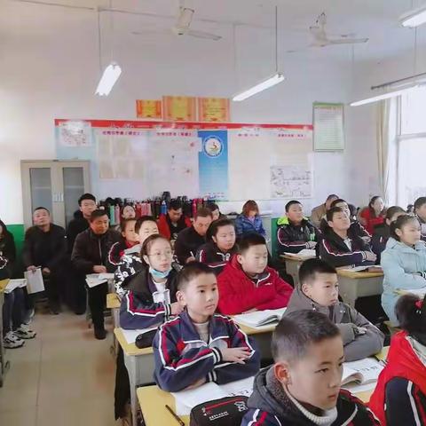 研讨学习，助力成长—泰安第十三中学数学教研组进行新教师研讨活动