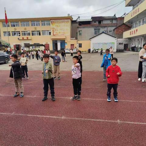 拳脚之间，传承千年文化——二郎中小少年宫武术班