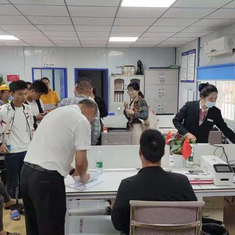 工行南屏支行营业室到某建筑工地开展代发工资业务