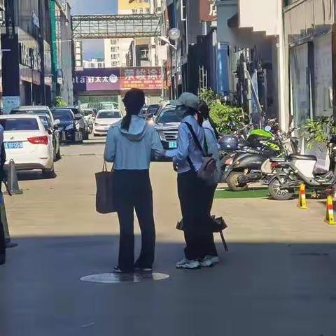 南屏支行到红聚灯具窗帘批发市场及大商汇开展商户收款码营销活动