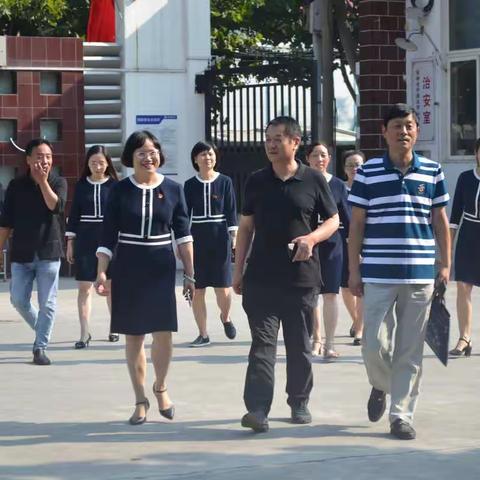 中原区人大常委会党组书记、主任李长义教师节慰问华山路小学全体教师