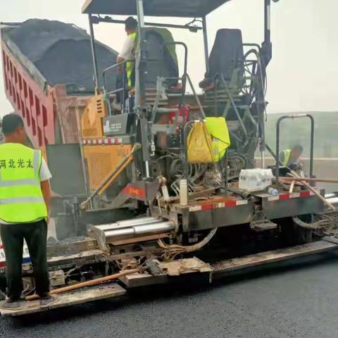 青兰高速公路南岗东大桥桥面铺装工程项目报道