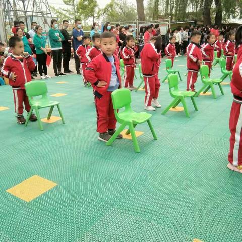 感受童年，放飞自我: 第一次参加亲子运动会