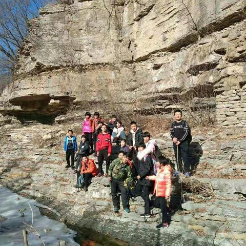 七年级九班的小勇士们及各位家长爬山穿越。