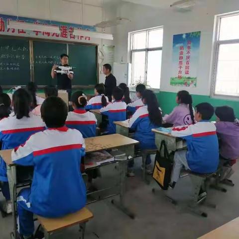 无人机科普进校园  小学生乐享飞行“盛宴”