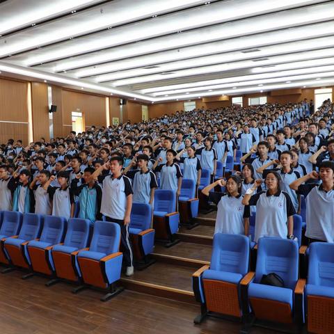 9月30号下午向阳校区高一年级举行表彰大会，参会人员：王传尧校长，李恩贺主任，全体班主任和高一全体师生。